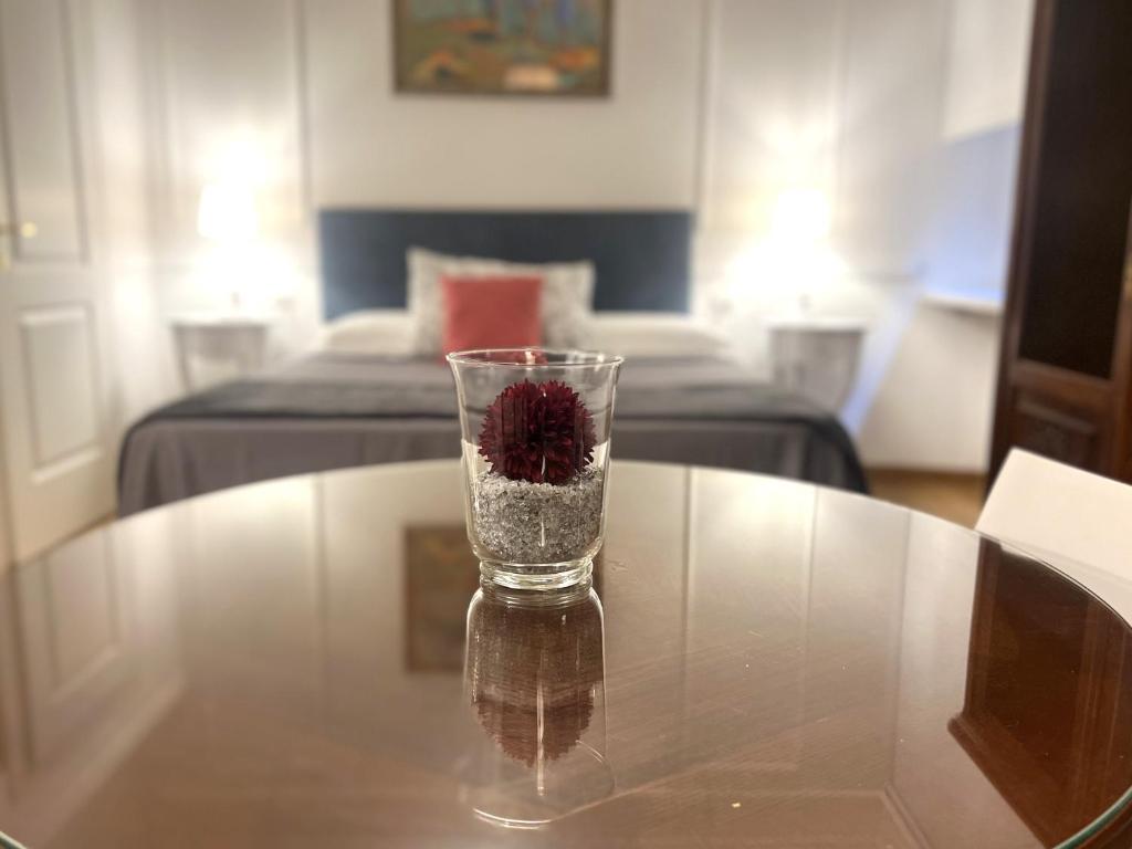 罗马INTERNO ROMA的花在桌子上的玻璃花瓶