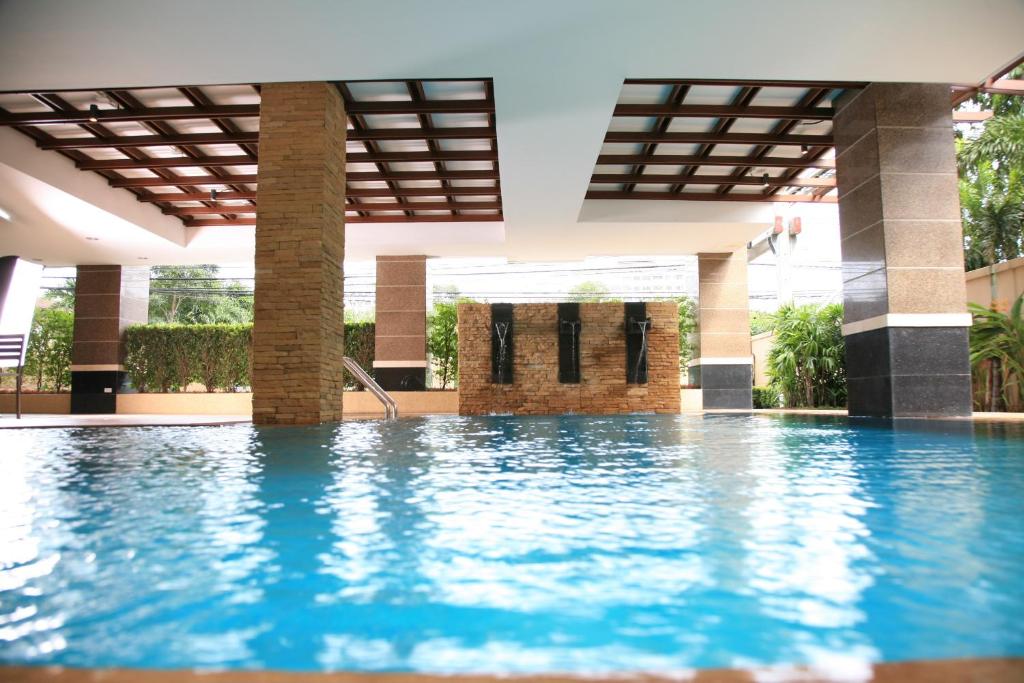 曼谷汤姆逊别墅酒店的一座建筑物中央的游泳池