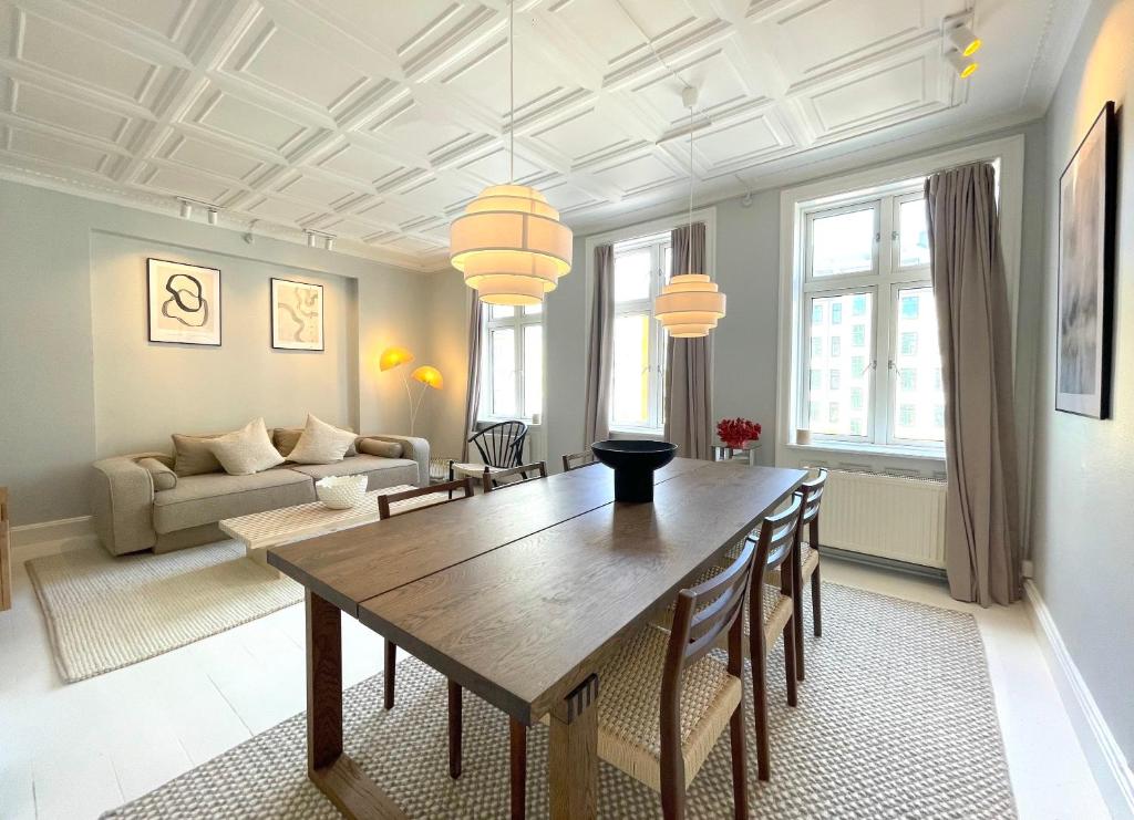 哥本哈根2 Bedroom Flat in Trendy Area的客厅配有木桌和椅子