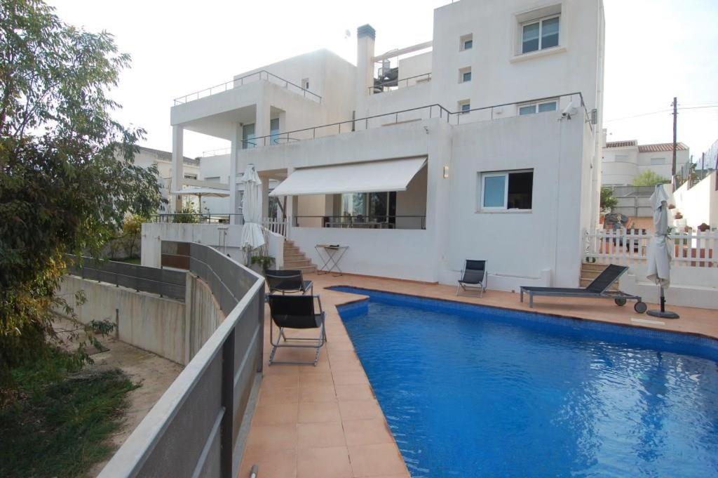 安波拉Villa Solimar的房屋前有游泳池的房子