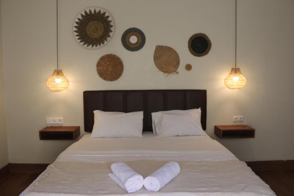 TapokrengVogelkopf Resort的一间卧室配有一张床,上面有两条毛巾