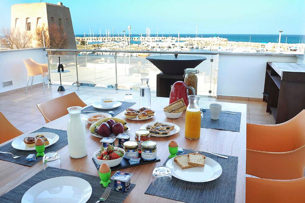 新福卡THE VIEW B&B, terrace & more的一张桌子,上面有食物,享有海景