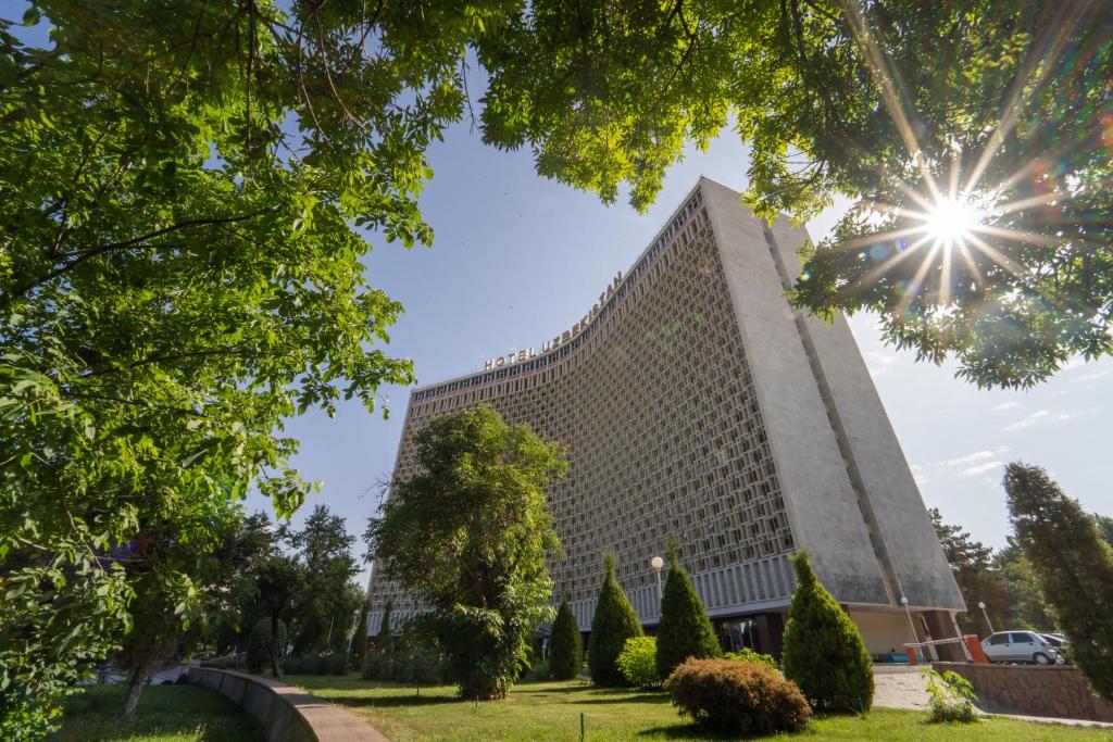 塔什干乌兹别克斯坦酒店的天空中阳光灿烂的建筑