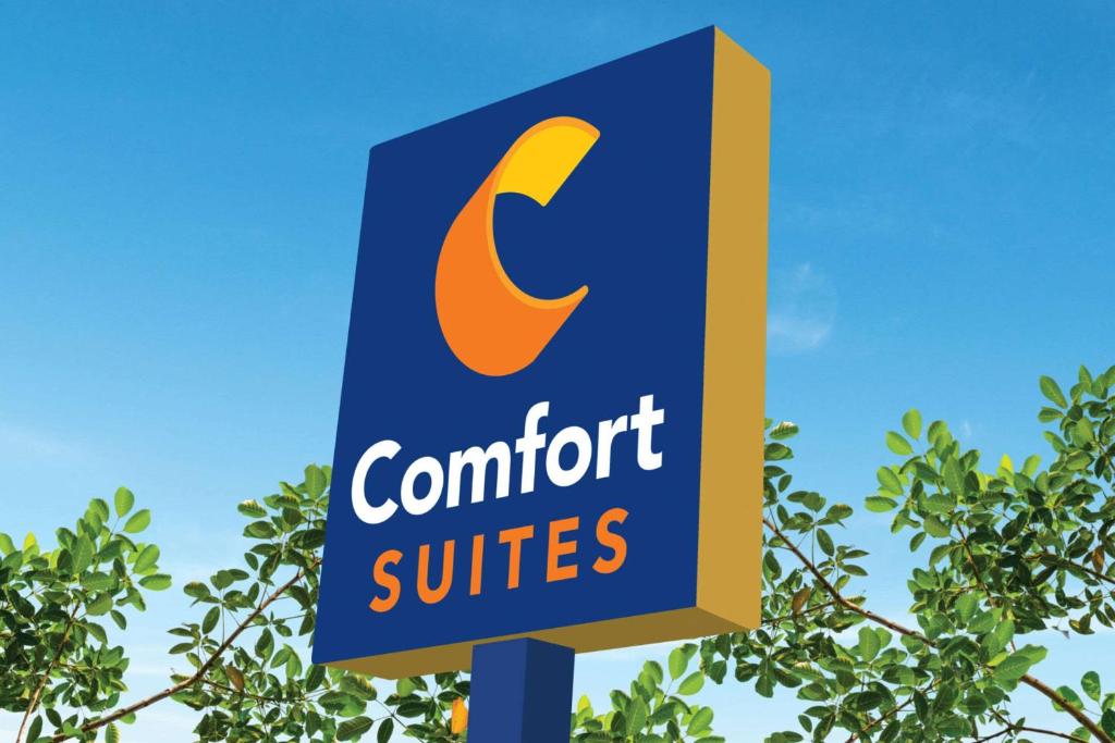 威斯敏斯特Comfort Suites Denver North - Westminster的树前舒适套房的标志