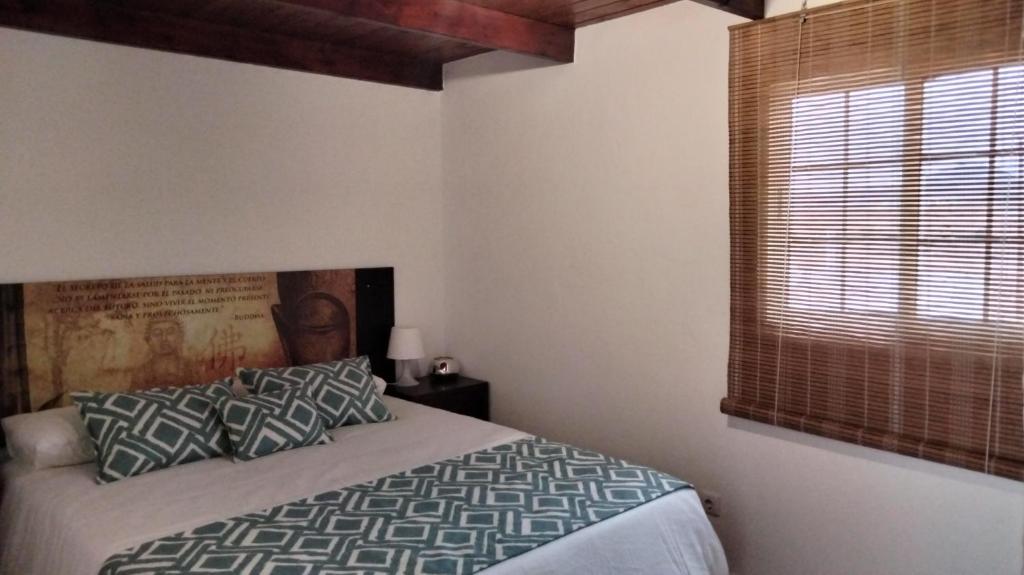 罗萨里奥港Mi habitación de invitados的一间卧室设有一张床和一个窗口