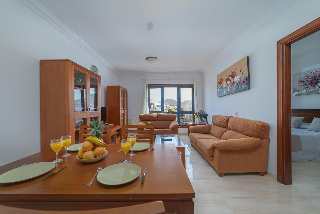 普拉亚布兰卡Mireya Apartment的客厅配有桌子和沙发