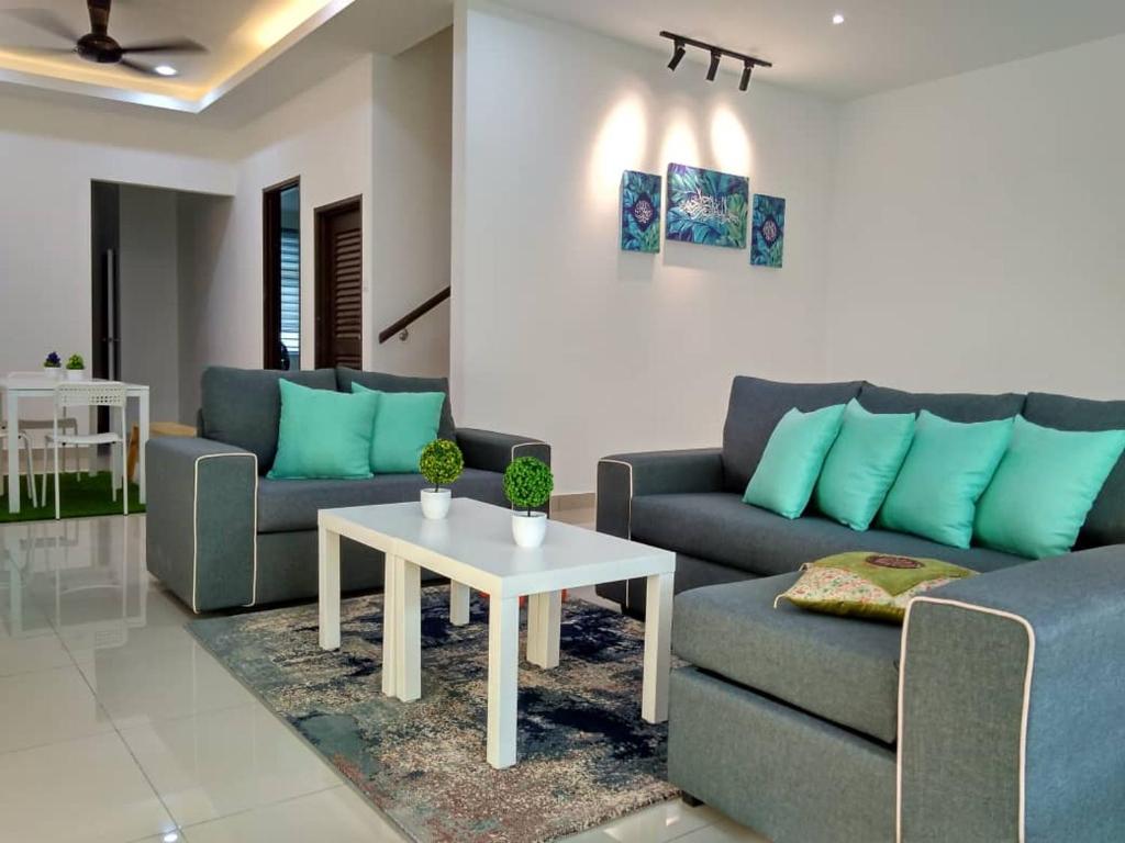 峇株巴辖HOMESTAY BATU PAHATKU- HOMESTAY IMAN的客厅配有两张沙发和一张桌子