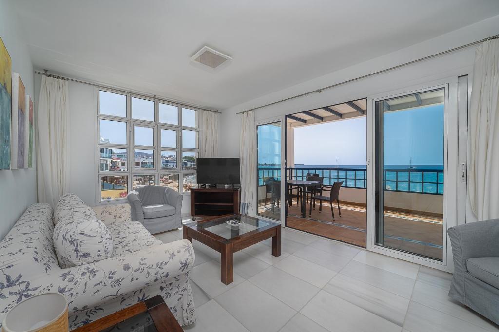 普拉亚布兰卡Apartamento 1 linea centro Playa Blanca的带沙发的客厅,享有海景