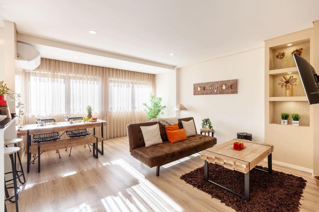 布拉加Apartamento Lírio - Minho's Guest的客厅配有沙发和桌子