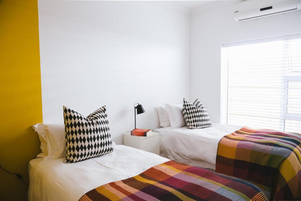 塞雷斯Cherry Blossom - Backup Power Inverter的一间卧室设有两张床和窗户。