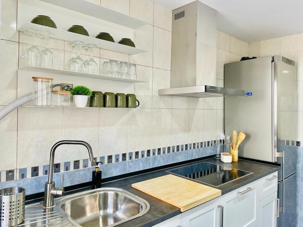 赫塔费Apartamento ABRIL en el Centro de Getafe的厨房配有水槽和冰箱