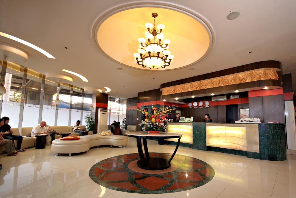 马尼拉亦优泰尔马卡迪酒店的酒店大堂,中间设有桌子