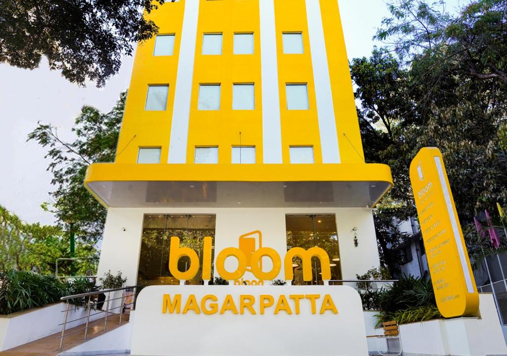 浦那Bloom Hotel - Magarpatta的前面有黄色的mcdonalds标志的建筑