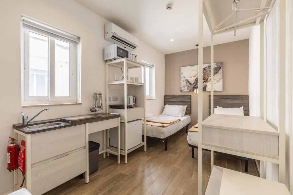 帕切维拉Studio apartment with twin beds & kitchenette at the new Olo living 24的一间小房间,设有厨房和一间卧室