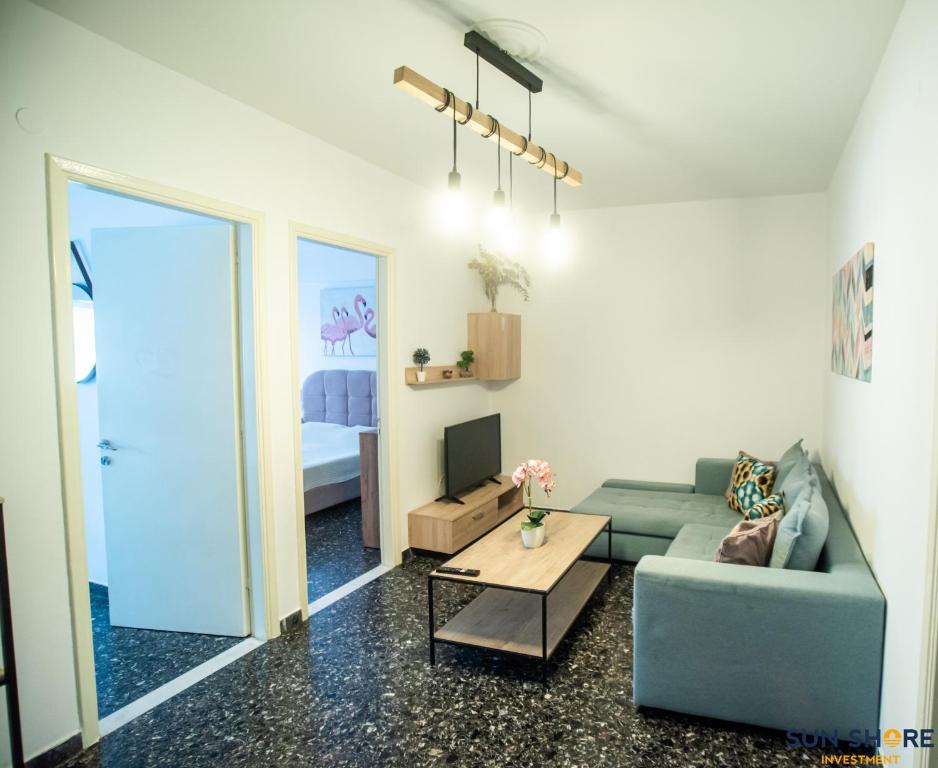 哈尔基斯Explore Greece from Apartment with Private Garden的带沙发和电视的客厅