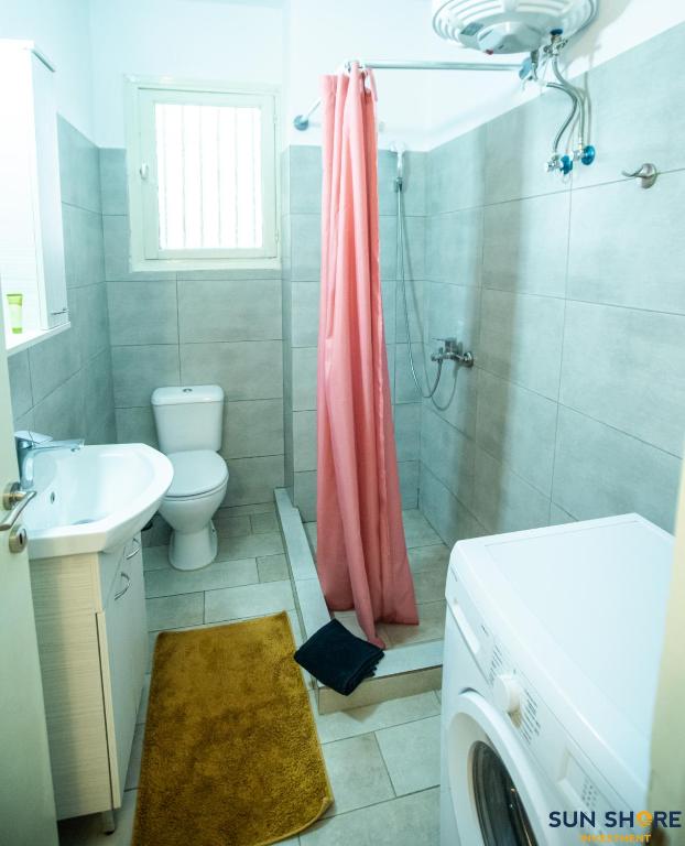Explore Greece from Apartment with Private Garden的一间浴室