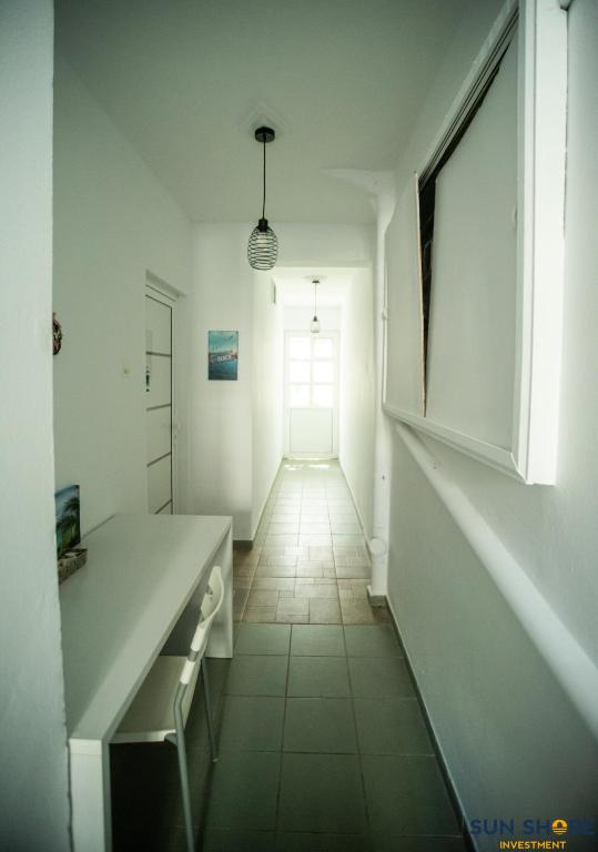 哈尔基斯Explore Greece from Apartment with Private Garden的白色厨房的走廊,带窗户