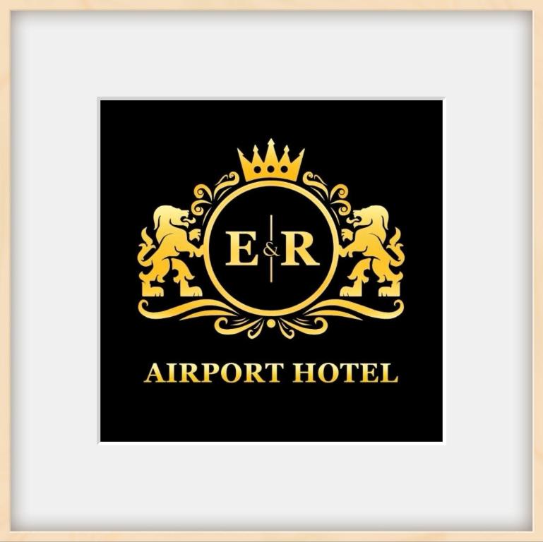 杜马格特E&R Airport Hotel的黑色和金色的标志,带有冠和马