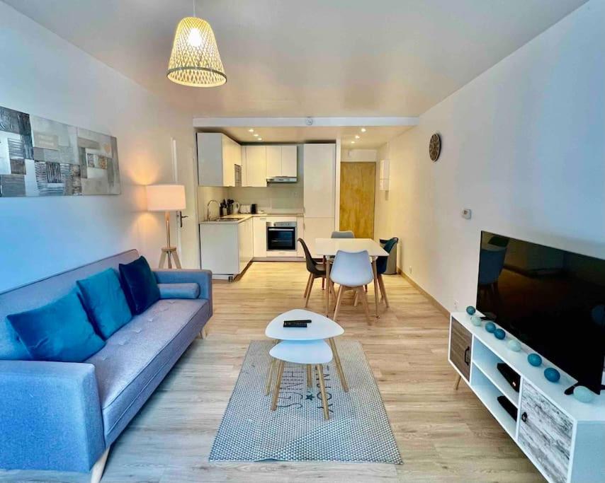 安纳马斯Le Genevois - Parking gratuit的客厅配有蓝色的沙发和桌子