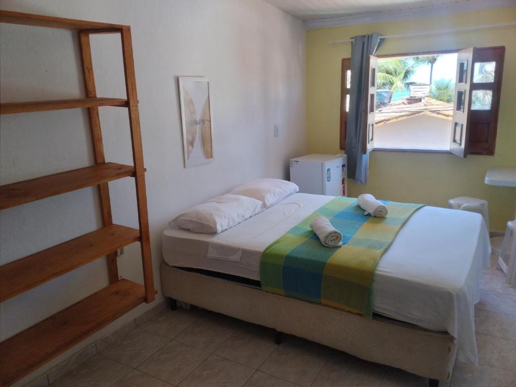 马拉戈日Aconchego da Vovó Netinha的一间卧室设有一张带梯子和窗户的床