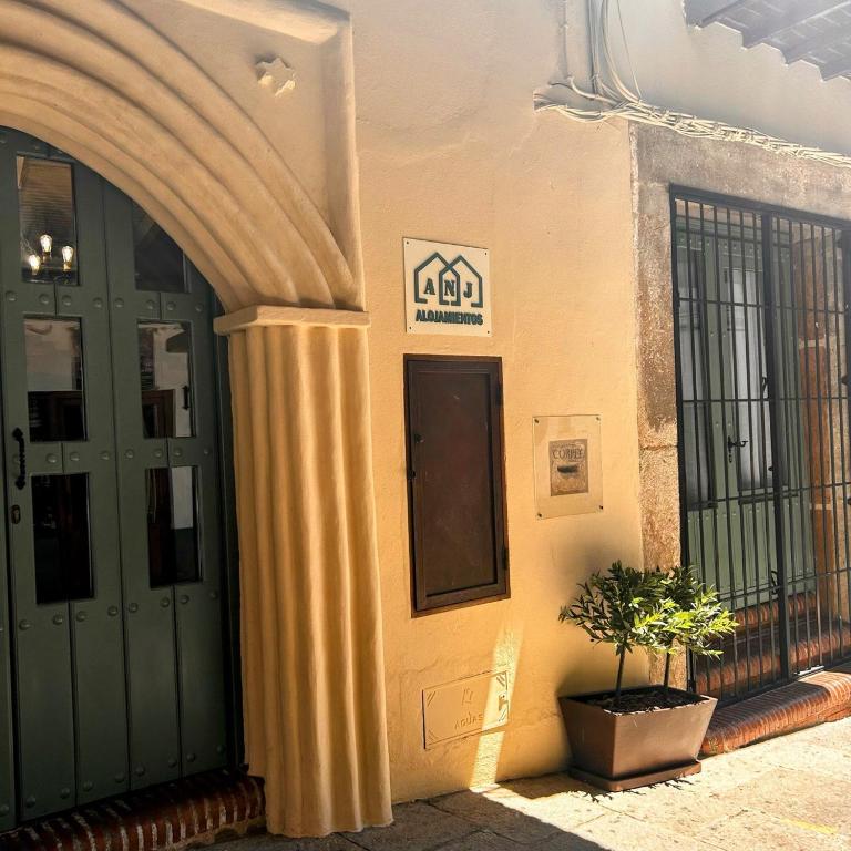 瓜达卢佩ANJ ESTUDIO TEMPLETE的门旁有柱子的建筑物