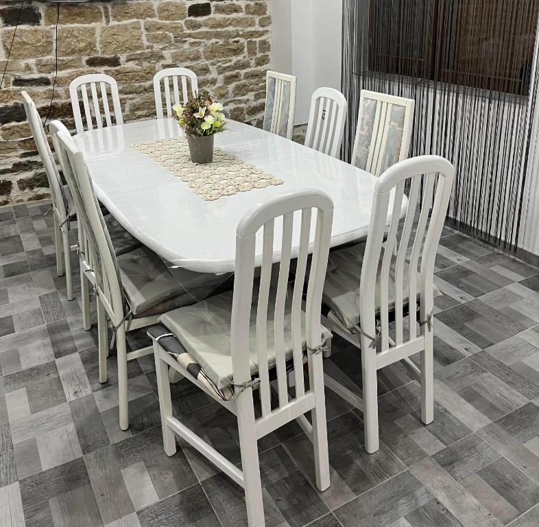 卢科维特Къща за гости "Холидей - Луковит"的白色的餐桌、白色的椅子和白色的桌子及椅子
