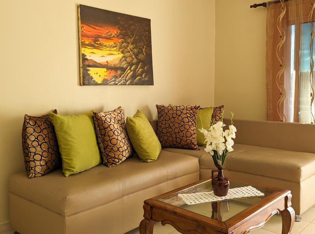 圣斐利-银港Espacioso apartamento en Puerto Plata的客厅配有沙发和桌子