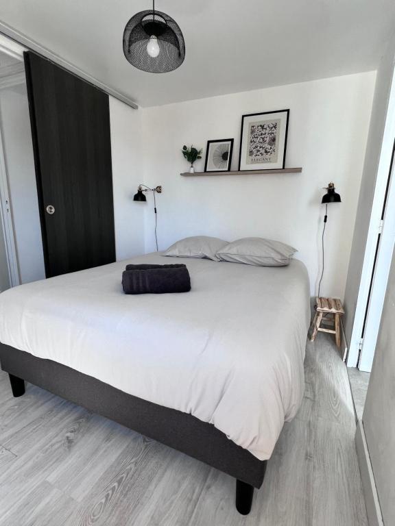 希农Le gargantua, appartement à 500m du château的一间卧室配有一张带白色床单的大床