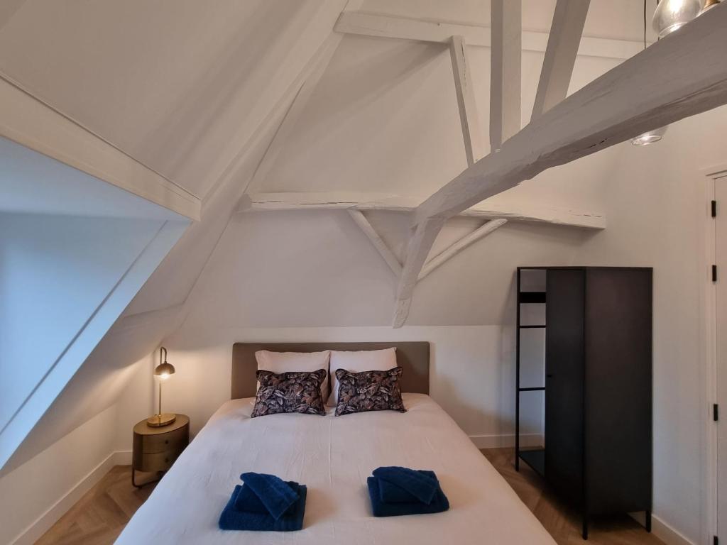 米德尔堡Elysian Yellow Suite的一间卧室配有一张大床和两个枕头
