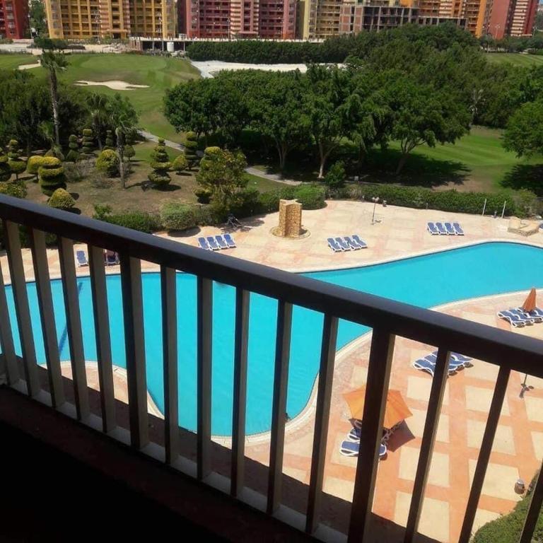 阿莱曼Gulf Porto Marina Call First的设有一个享有泳池美景的阳台。