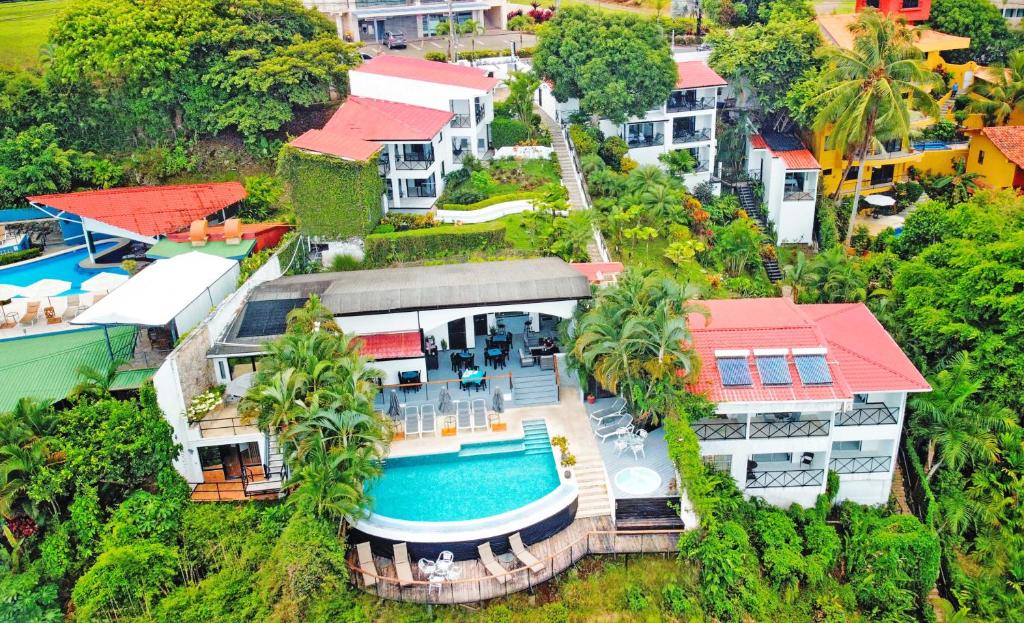 曼努埃尔安东尼奥Villa Roca Boutique Resort & Suites - ADULT ONLY的享有带游泳池的房屋的空中景致