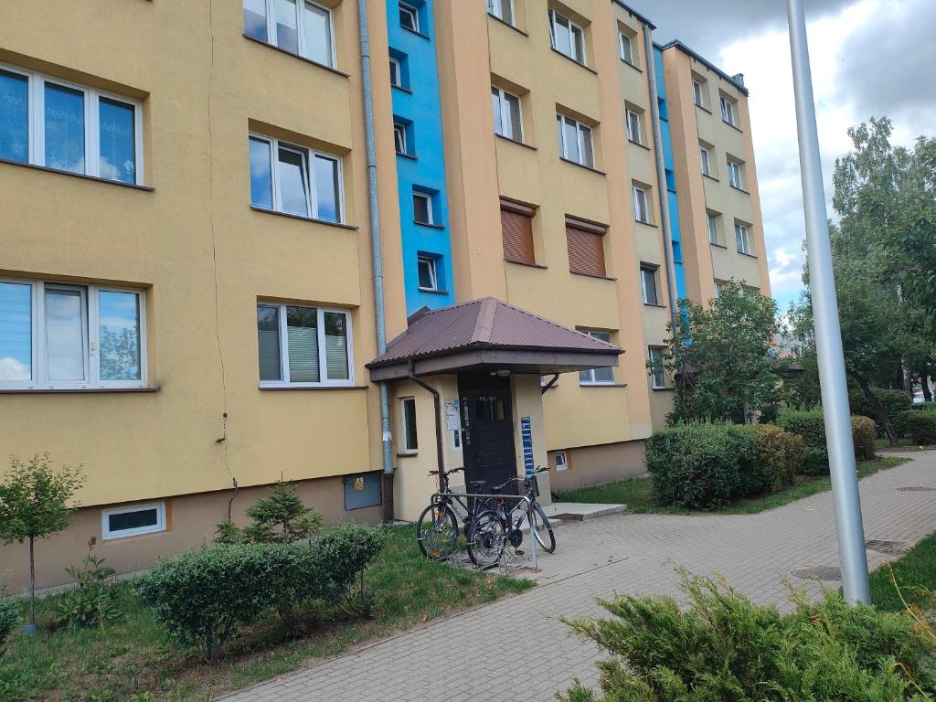 苏瓦乌基Apartament Centrum的停在大楼前的自行车