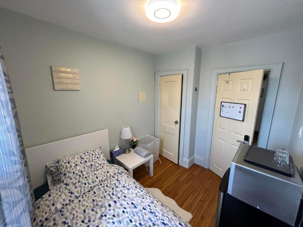 多伦多TORONTO Midtown Spot 1的一间小卧室,配有一张床和一扇门