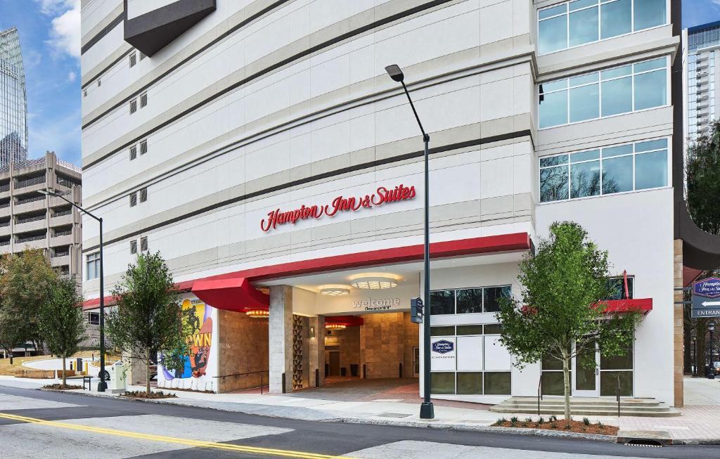 亚特兰大Hampton Inn & Suites Atlanta-Midtown, Ga的城市街道上一座有商店的建筑
