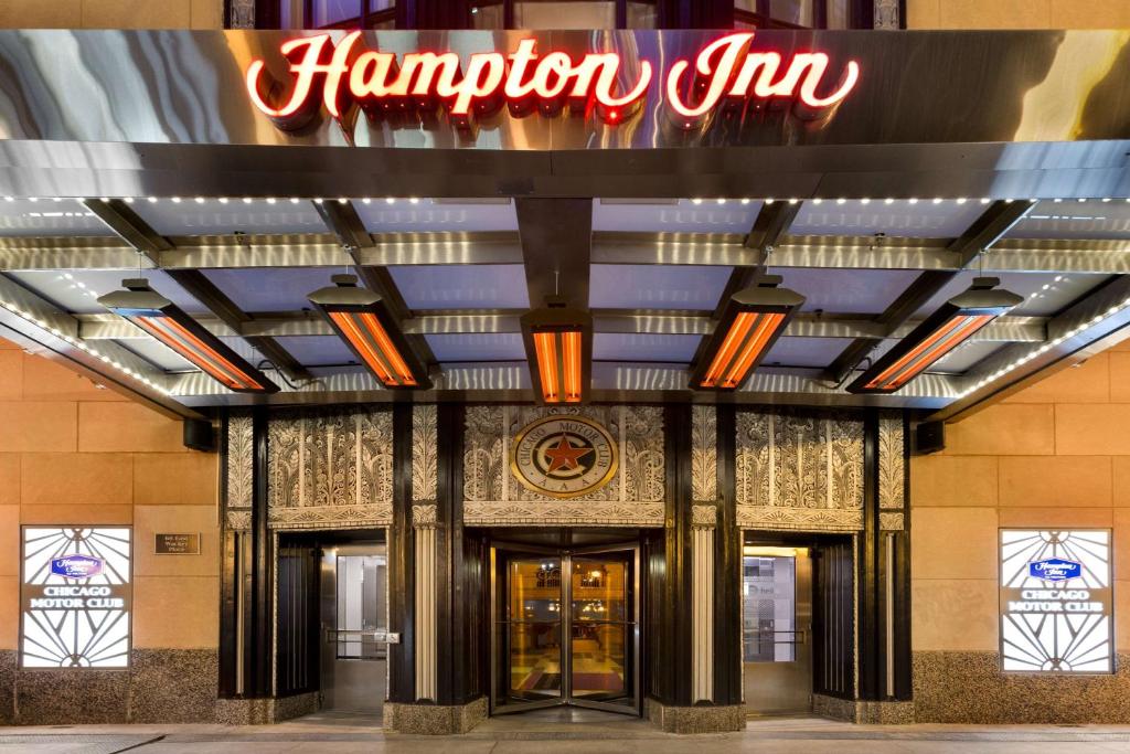 芝加哥汉普顿酒店 - 芝加哥市区/ N环路/密歇根大道的带有 ⁇ 虹灯标志的汉普顿旅馆入口