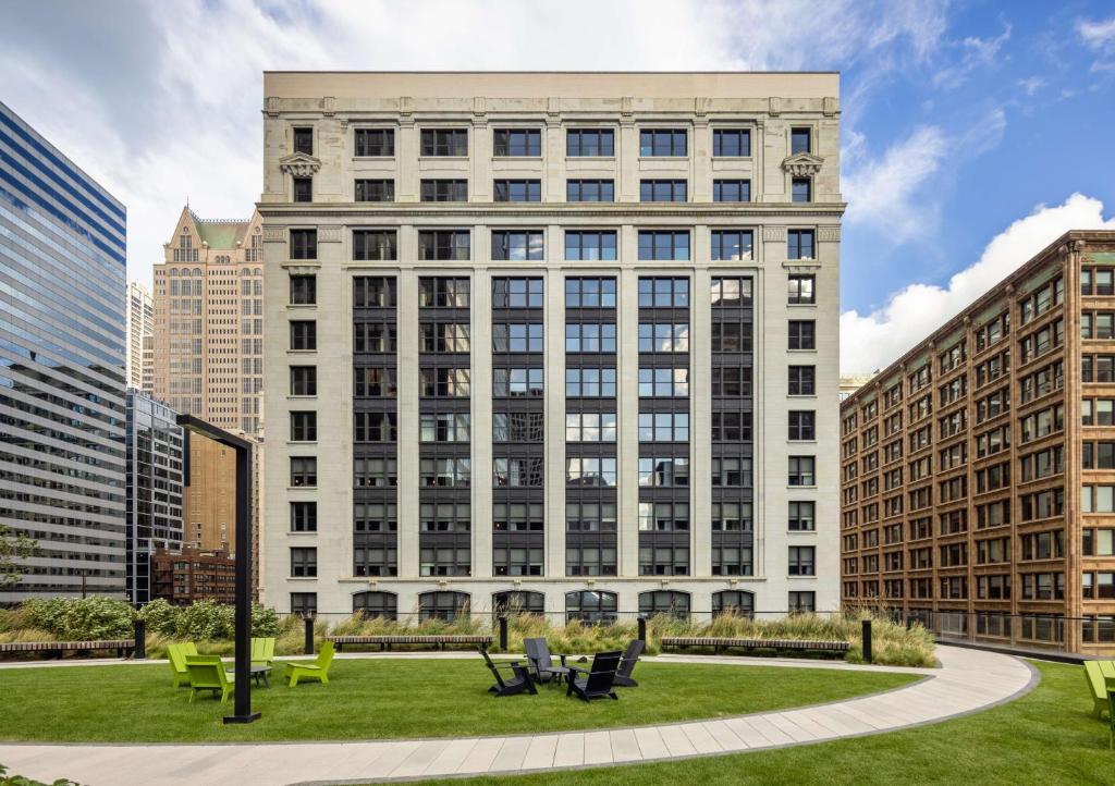 芝加哥Hilton Garden Inn- Chicago Central Loop的前面有草坪的白色大建筑