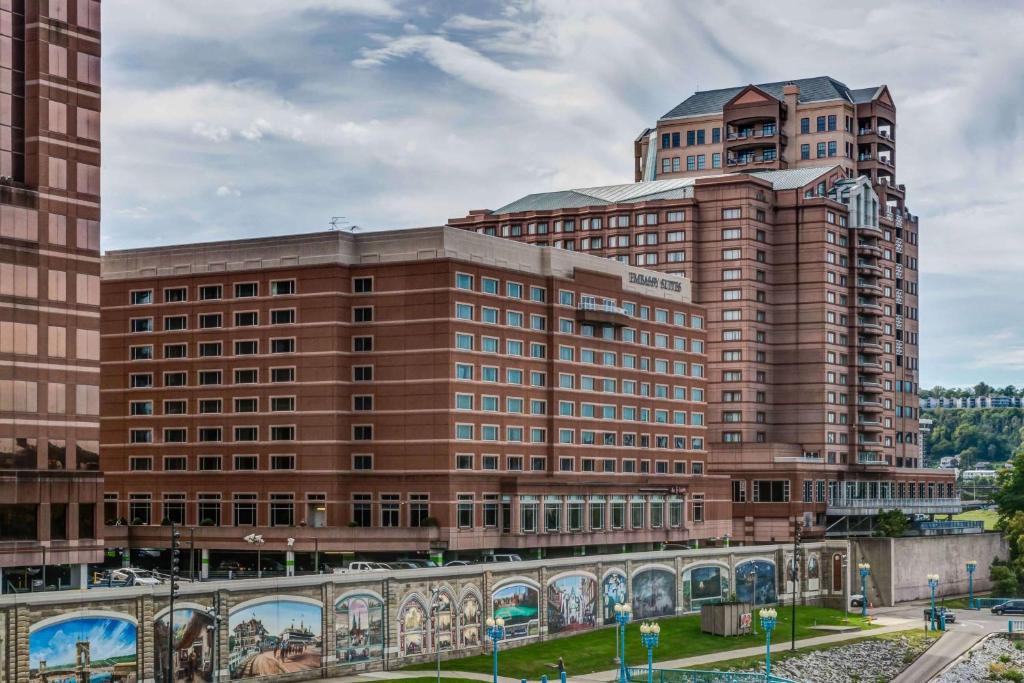 卡温顿Embassy Suites Cincinnati - RiverCenter的两栋高楼,一座棕色的大建筑