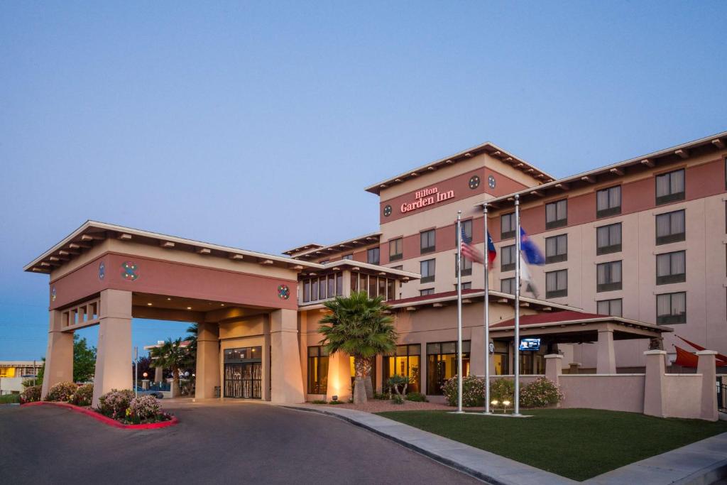 埃尔帕索Hilton Garden Inn El Paso University的酒店前方的 ⁇ 染
