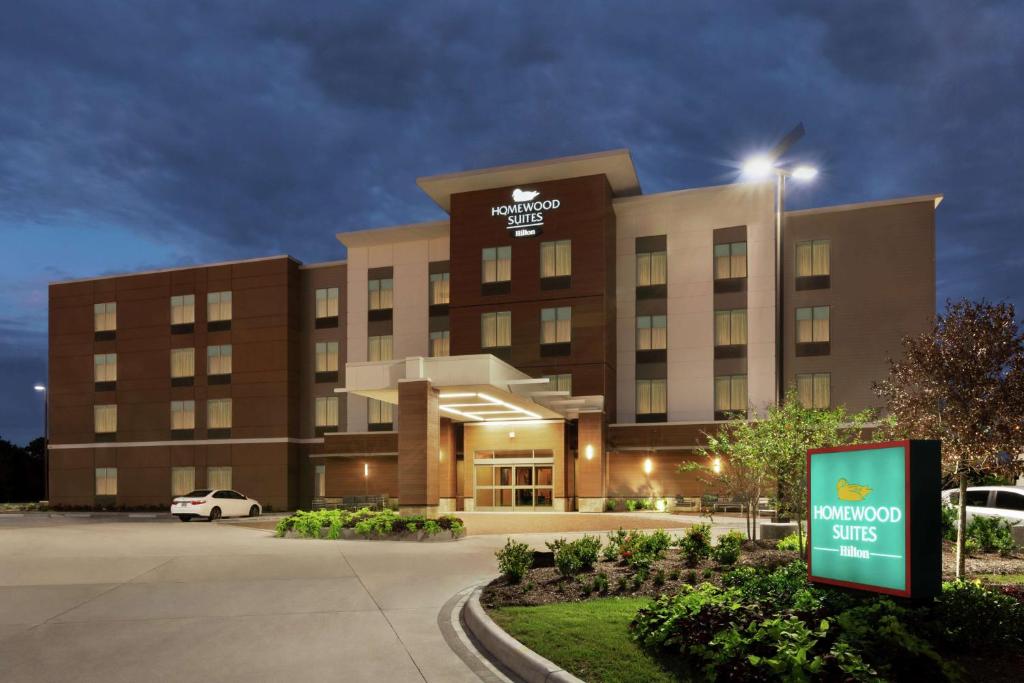 休斯顿Homewood Suites by Hilton Houston NW at Beltway 8的前面有标志的酒店大楼