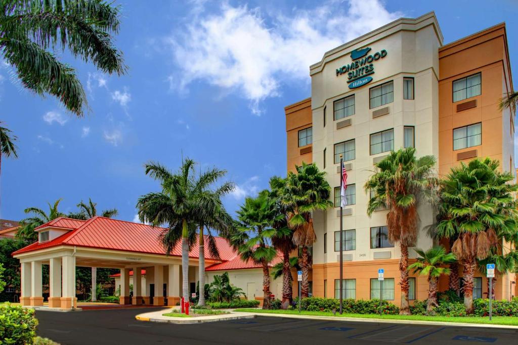 西棕榈滩西棕榈滩希尔顿惠庭套房酒店的酒店前方的 ⁇ 染