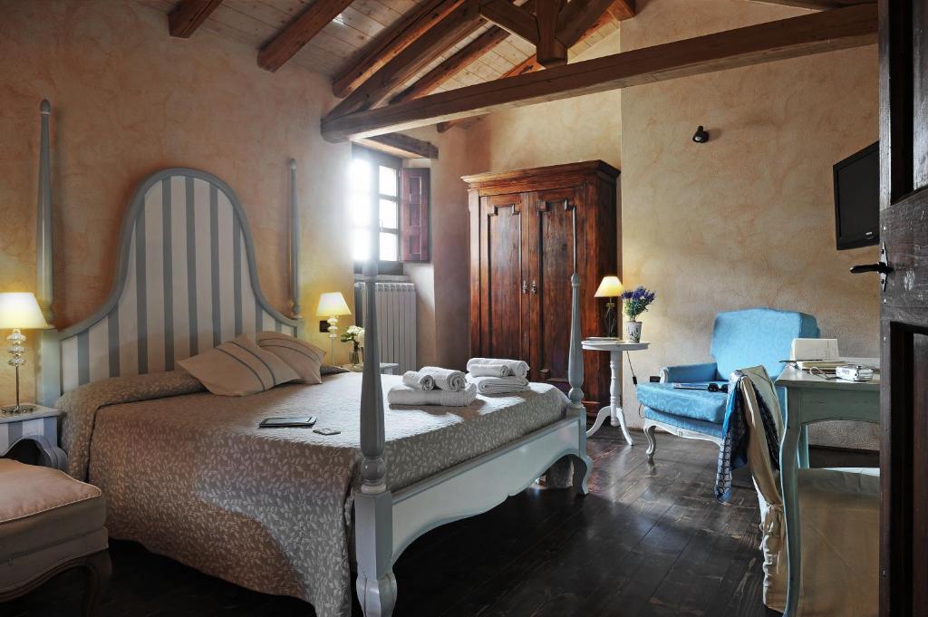Màndas安迪卡洛坎达鲁内塔酒店的卧室配有1张床、1张桌子和1把椅子