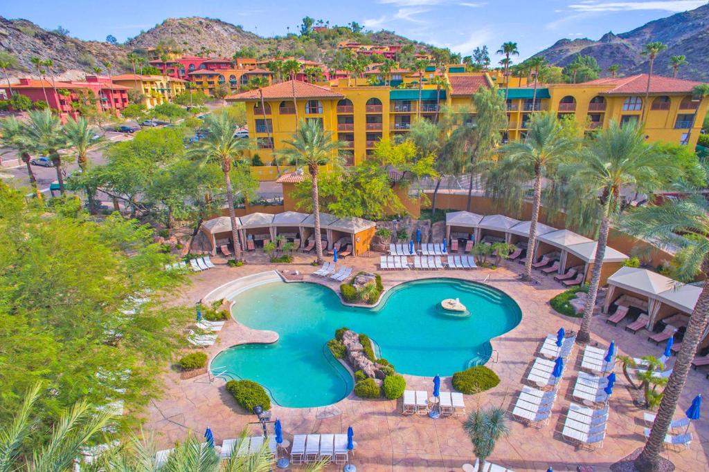 凤凰城Hilton Phoenix Tapatio Cliffs Resort的享有带游泳池的度假村的空中景致