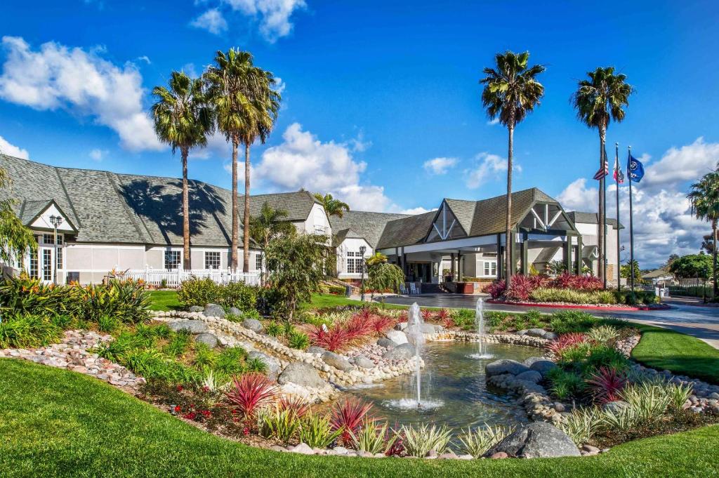 圣地亚哥圣地亚哥/德尔马希尔顿酒店的一座拥有喷泉和棕榈树的房屋