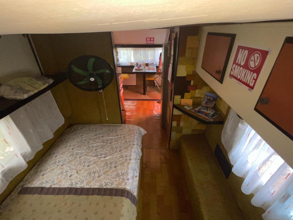 奥拉涅斯塔德Backpack Cabin A 49149的小型客房的上方景色,设有一张床