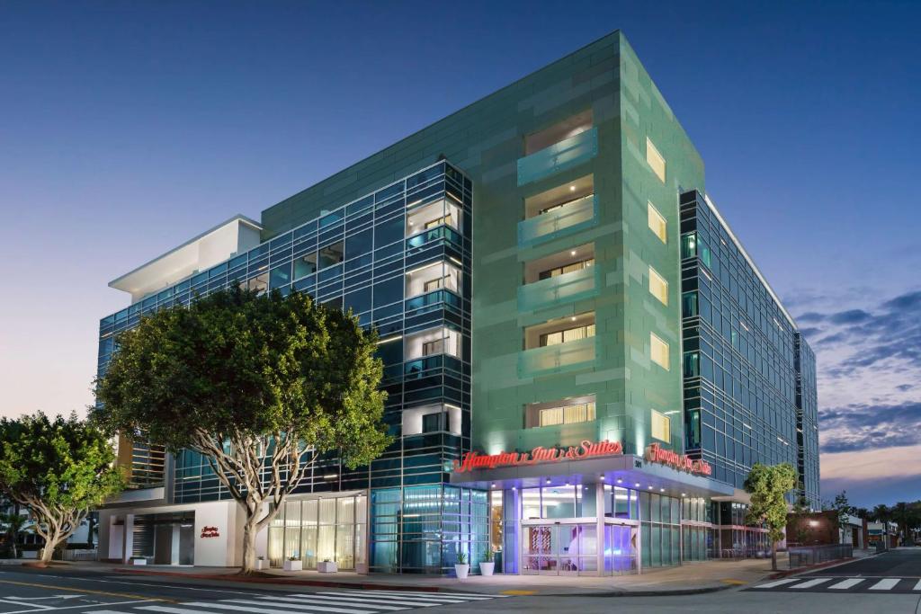 洛杉矶圣莫尼卡汉普顿酒店及套房的前面有一条街道的绿色高楼