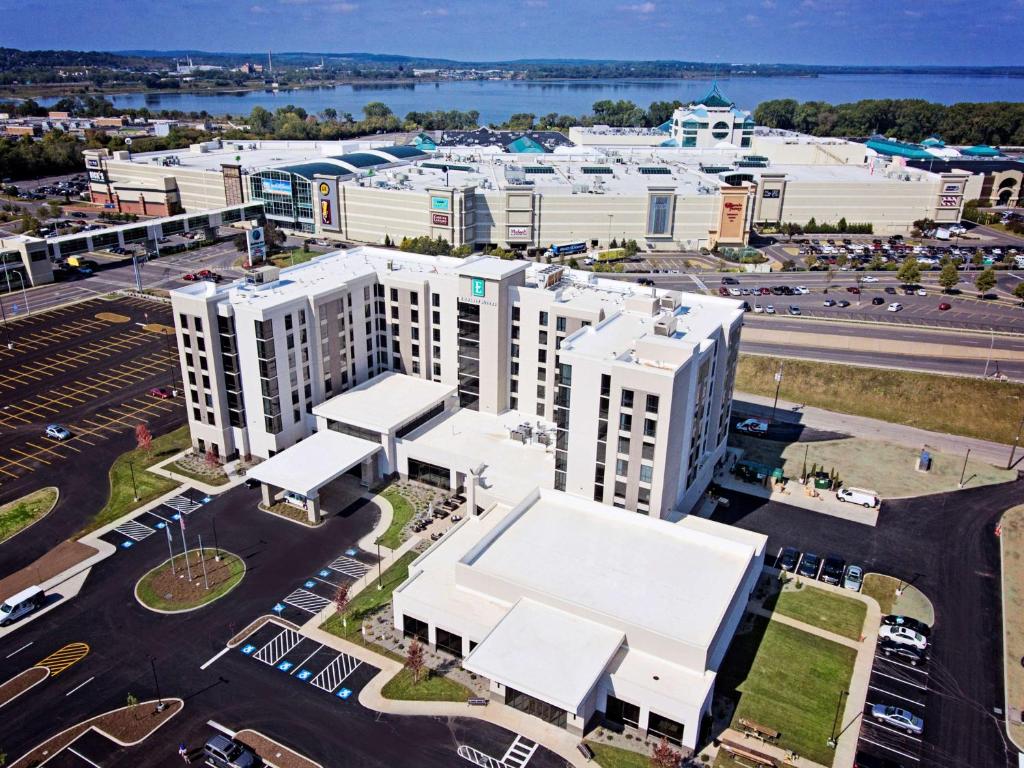 锡拉丘兹Embassy Suites By Hilton Syracuse Destiny USA的白色建筑的城市空中景观