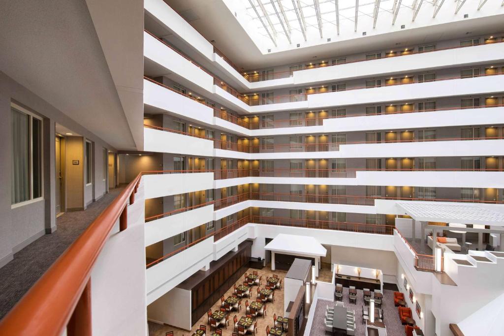 林夕昆高地Embassy Suites by Hilton Baltimore at BWI Airport的享有建筑中庭的景色