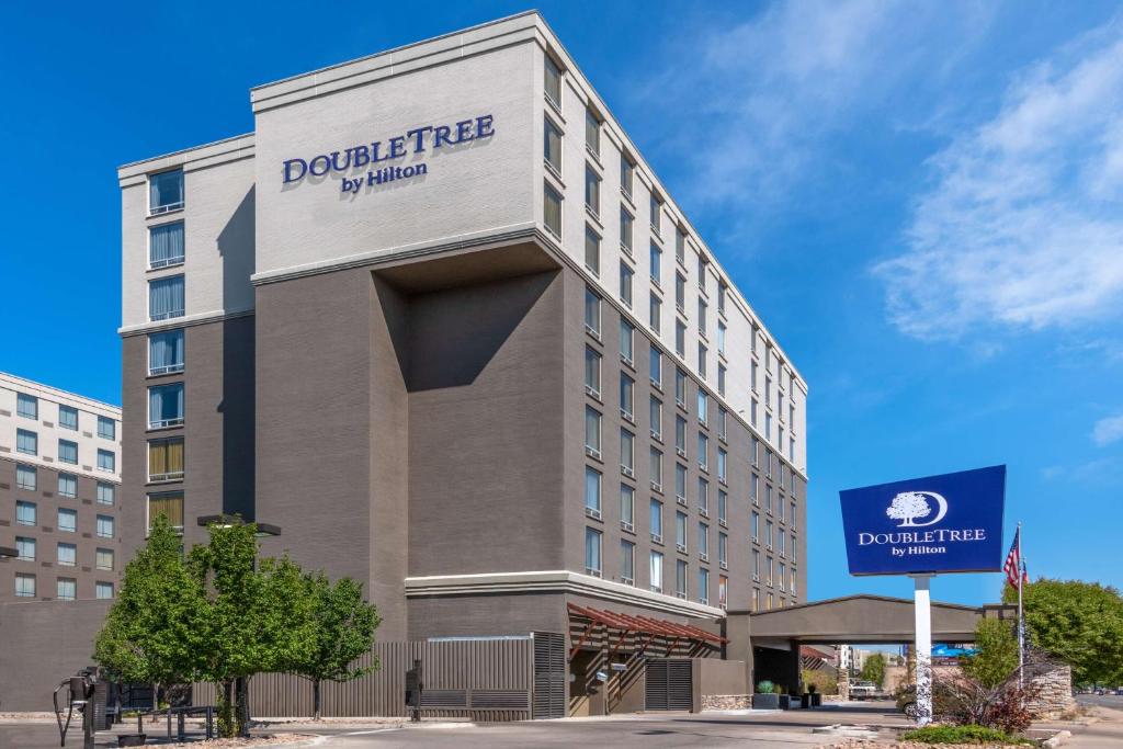 丹佛DoubleTree by Hilton Denver Cherry Creek, CO的建筑的侧面有标志