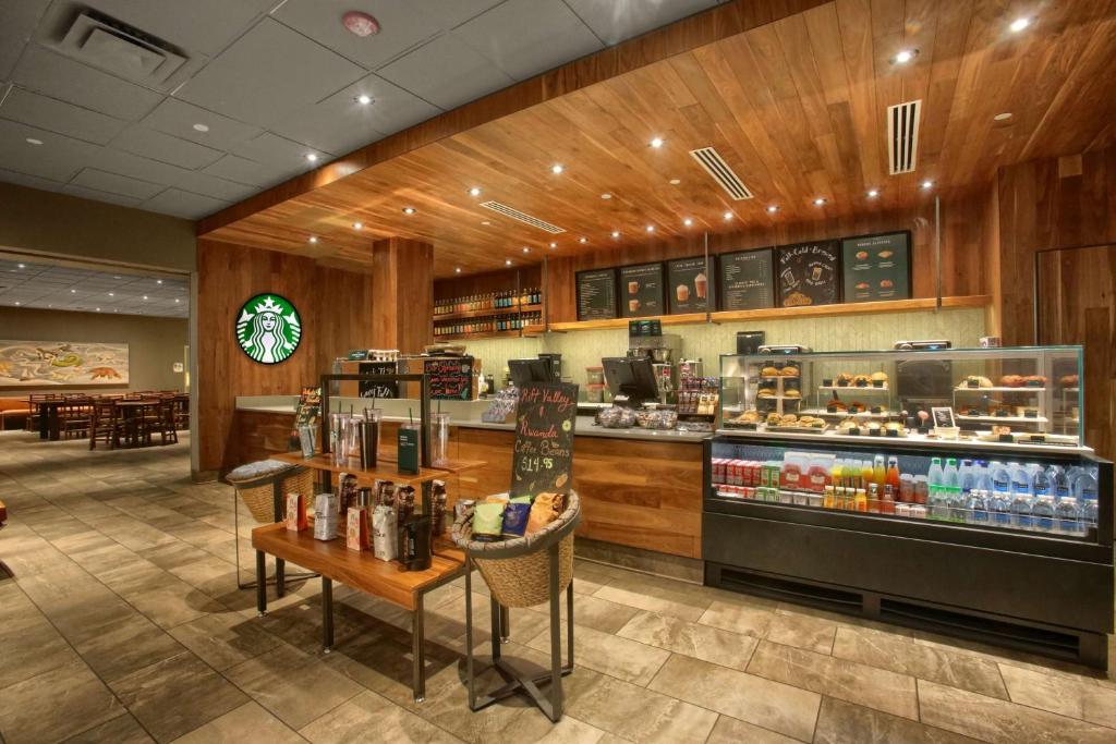 奥兰多希尔顿逸林酒店 - 奥兰多环球影城入口的餐厅大厅，设有摆放食物的柜台