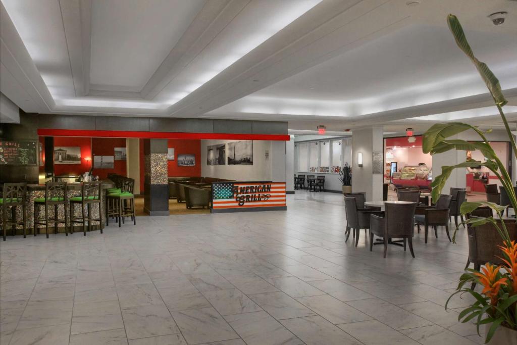 希尔顿逸林酒店 - 奥兰多环球影城入口餐厅或其他用餐的地方